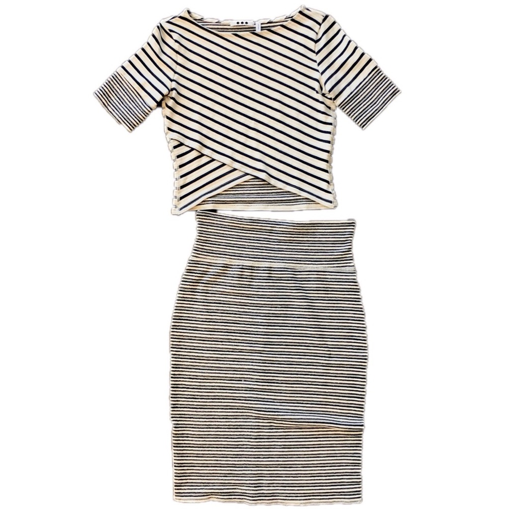 Three Dots Navy Blue and Ivory Crop Top and Skirt
